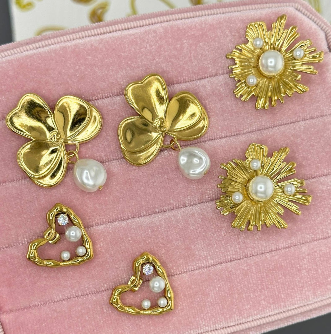 Beautiful heart earrings with imitation pearls & cubic zirconia detailing. 2 x 1.9 cm. Code 90167