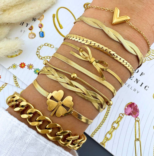 Beautiful intertwined bracelet both stylish & elegant. 16.5 + 5 cm. Code 87312