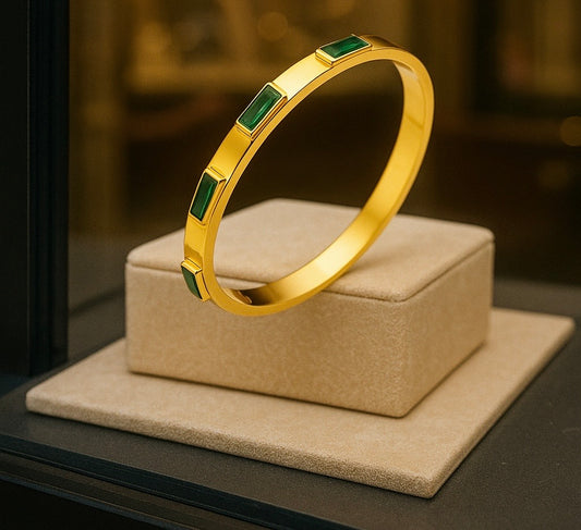 18k gold plated bracelet with imitation emerald stones. 6cm. Code 90361