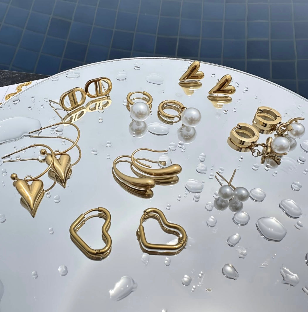 Stylish & elegant imitation pearl drop earrings 1.5 x 3cm. Code 87736