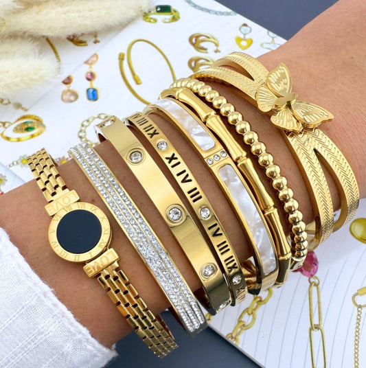 Bracelet made from 18K gold plate. Imitation onyx and cubic zirconia. 6.3cm. Code 87758