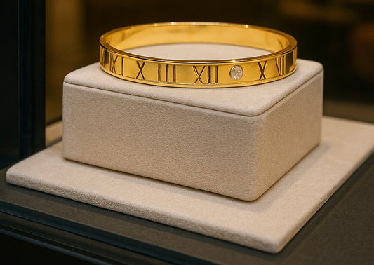 18k gold plated bracelet with cubic zirconia and Roman numeral design. 6.5cm. Code 87758