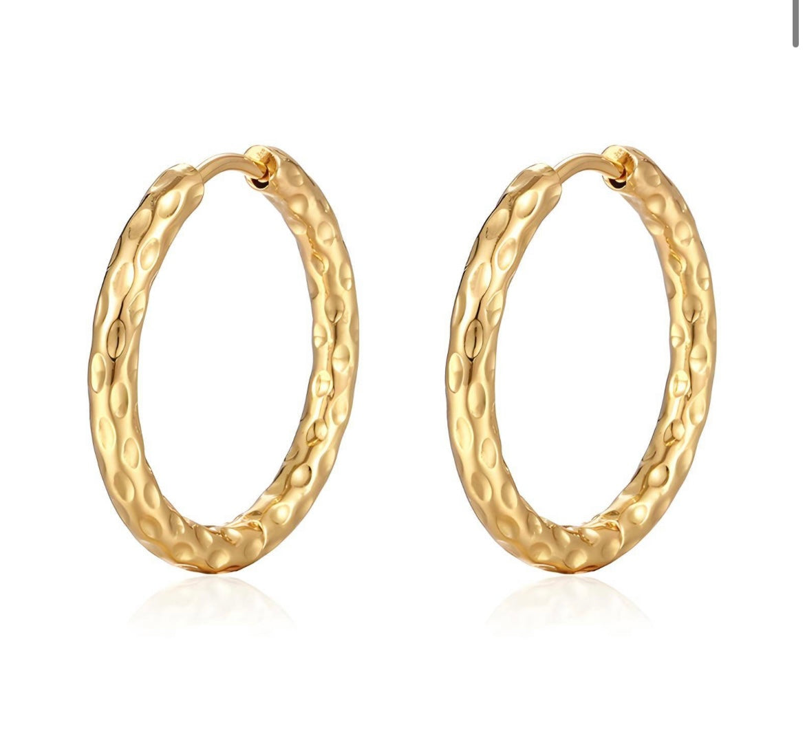 Hoop earrings with diamond cut effect stylish & elegant. 3x0.2 cm. Code 87064