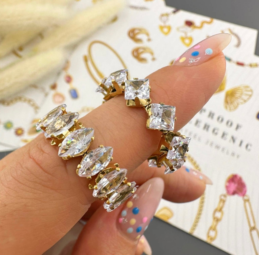 Stylish cubic zirconia ring, perfect for any occasion. Adjustable fit. Code 89182