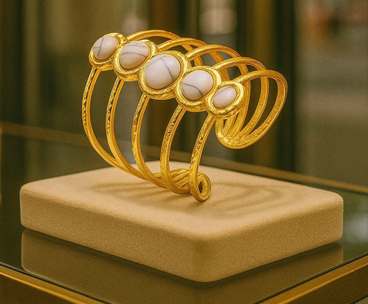 Beautiful ring with five ceramic eye inserts, glamorous & stylish. Adjustable fit. Code 90146