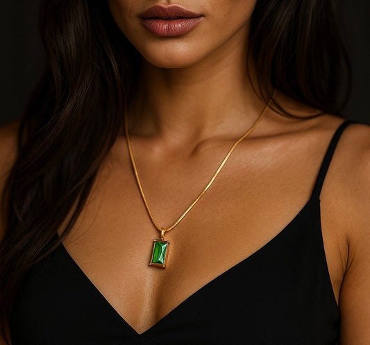 Stunning imitation emerald pendant necklace, stylish & elegant. 46+5 cm. Code 88349