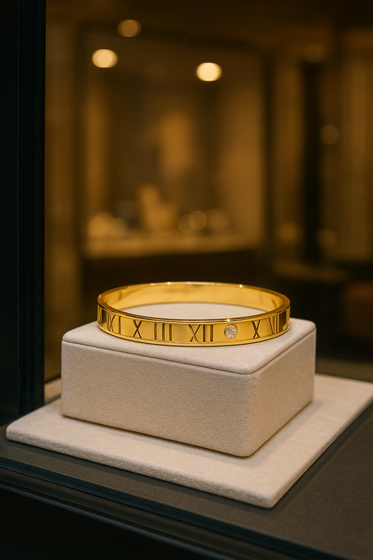 18k gold plated bracelet with cubic zirconia and Roman numeral design. 6.5cm. Code 87758