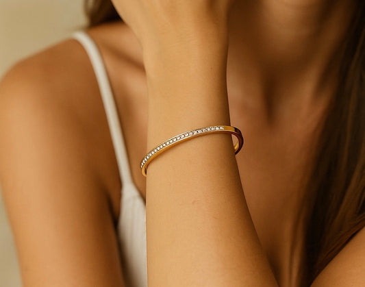 Beautiful 18k gold plated bracelet set with cubic zirconia stones. 6cm. Code 89874