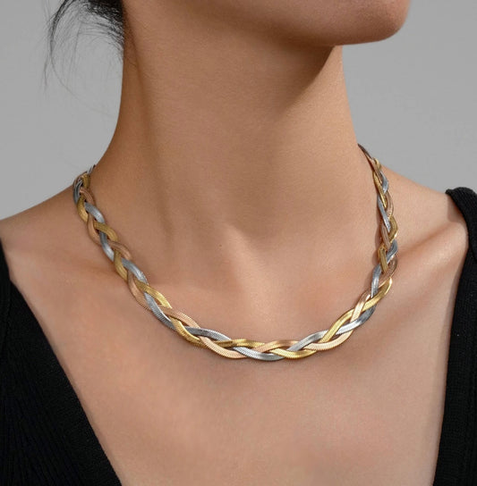 Stylish & elegant two coloured necklace, a beautiful addition to your collection. 39+5 cm. Code 87336