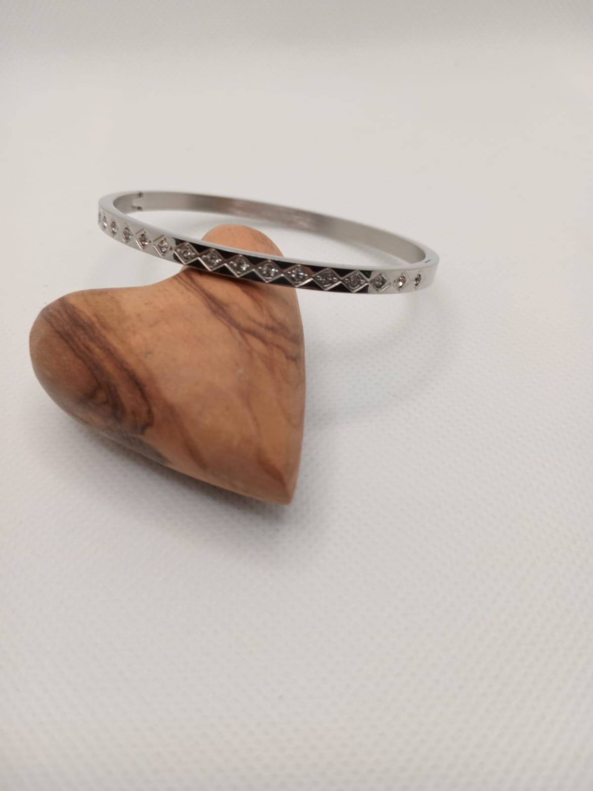 Stainless steel bracelet inlaid with cubic zirconia 6cm diameter. Code 89460