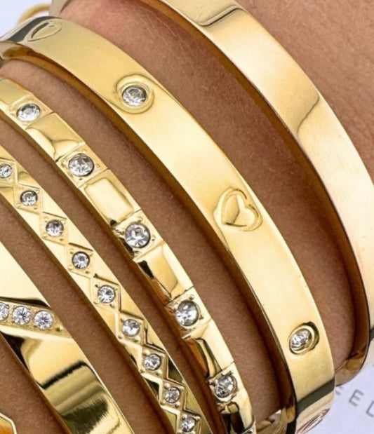 18K gold plated bracelet with heart engraving and cubic zirconia. 6.5cm. Code 89900