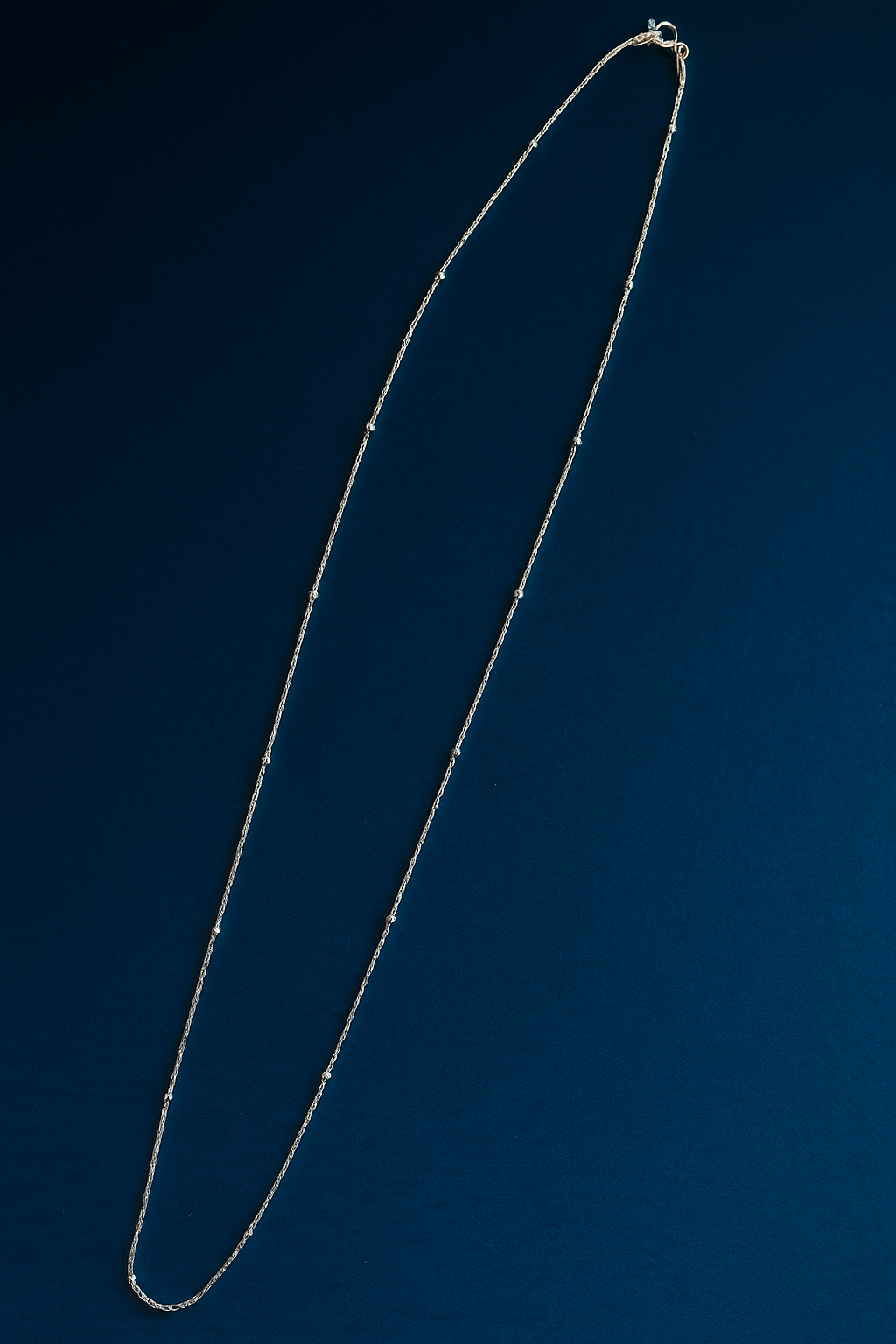 Stylish & elegant silver chain with intertwined ball effect. 20 inch length