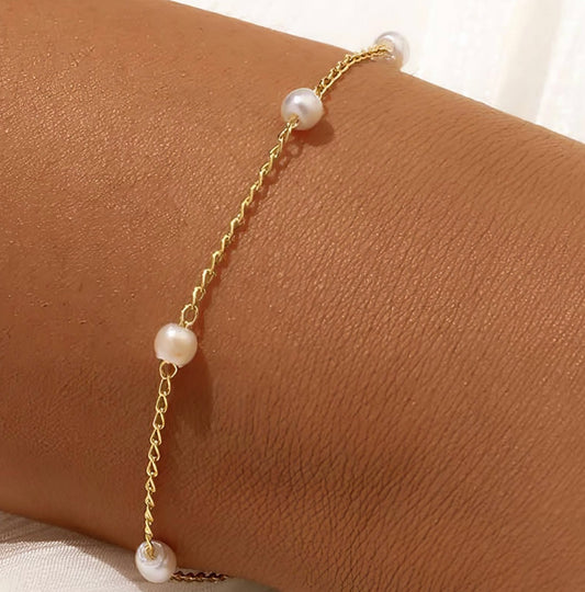 Elegant & stylish imitation pearl bracelet. 16.5 + 4.5 cm. Code 89602