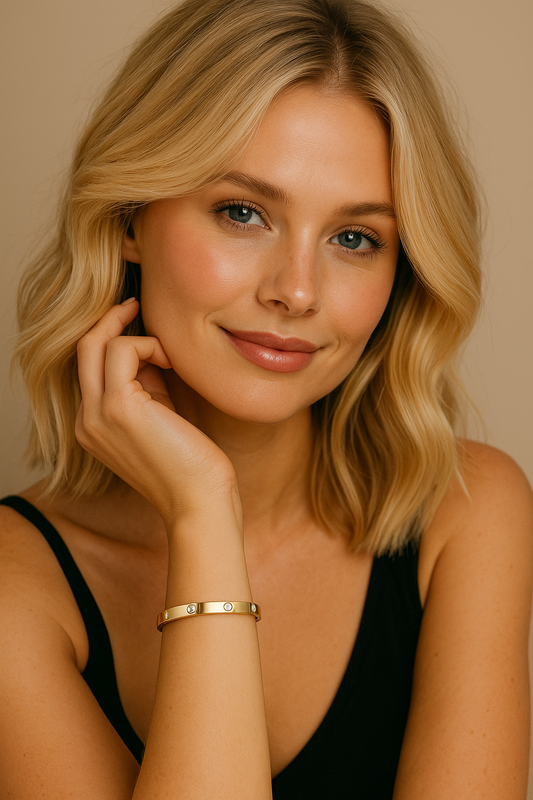 Beautiful 18k gold plated bracelet with cubic zirconia stones. 6cm. Code 87720