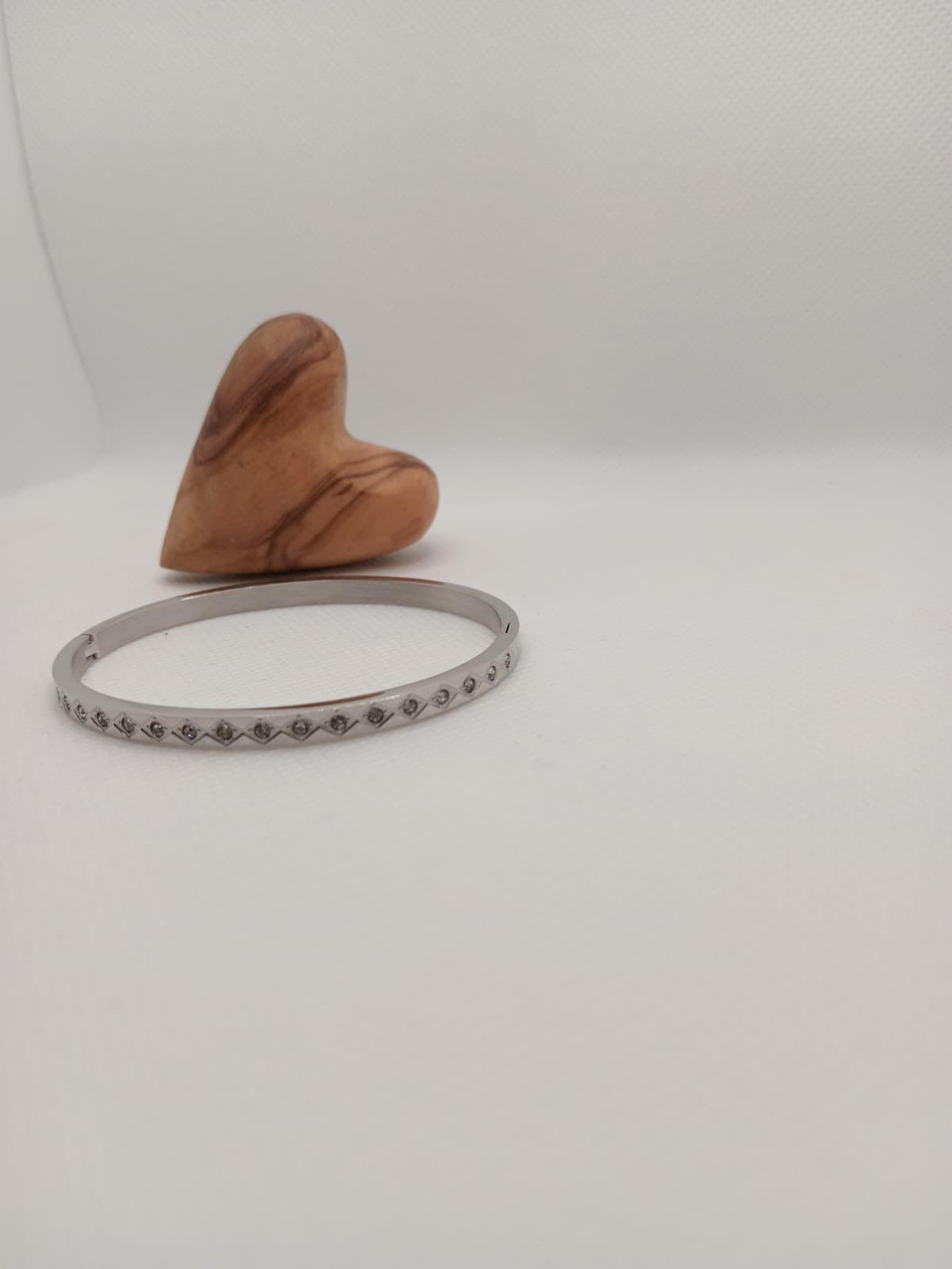 Stainless steel bracelet inlaid with cubic zirconia 6cm diameter. Code 89460