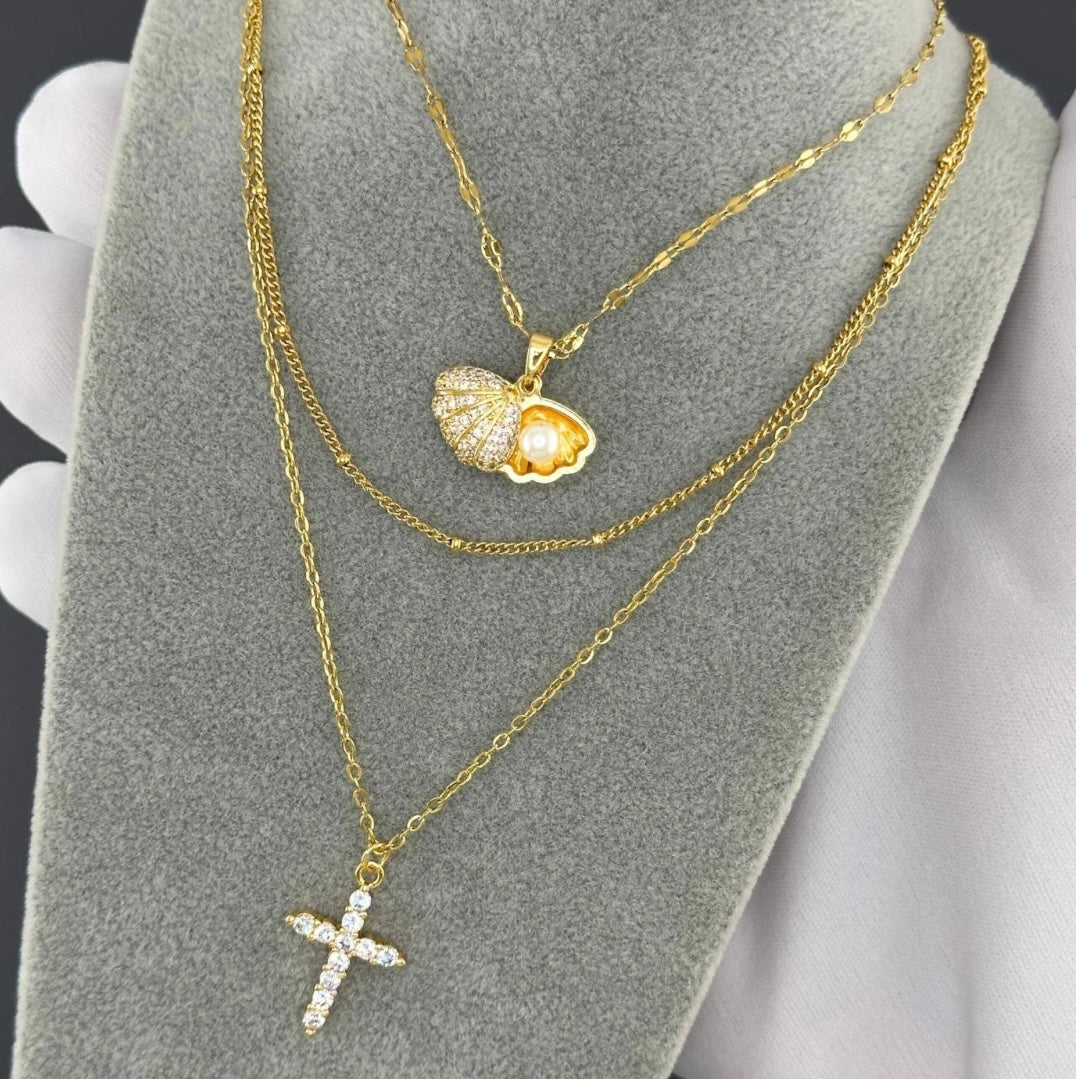 Stylish necklace featuring imitation pearl with cubic zirconia stones. 40+5 cm. Code 90373