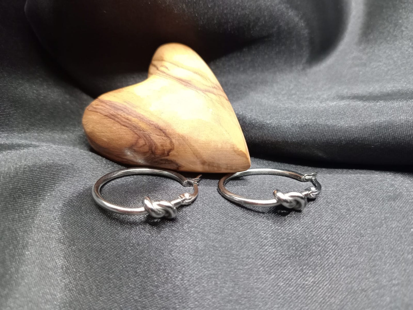 Stylish & elegant hoop earrings 2.5 x 0.2cm.Code 88082