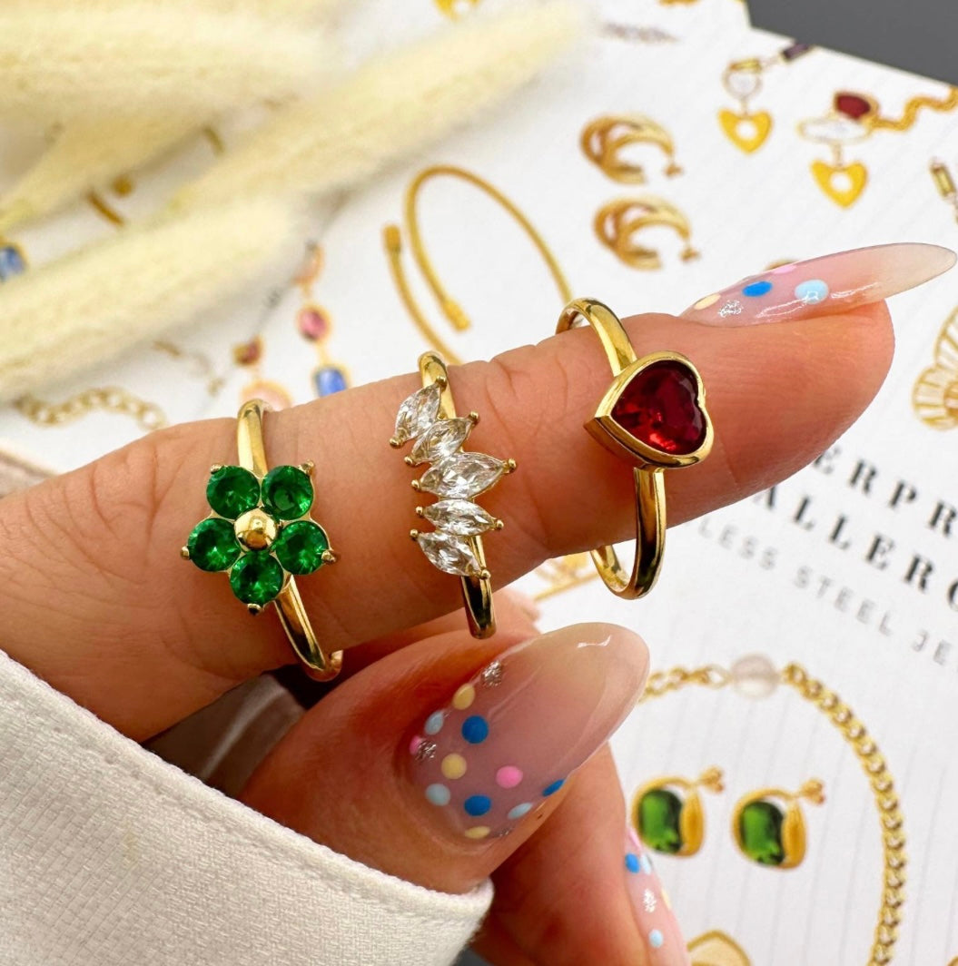 Beautiful emerald green cubic zirconia ring. Stylish & elegant. Adjustable fit. Code 89353