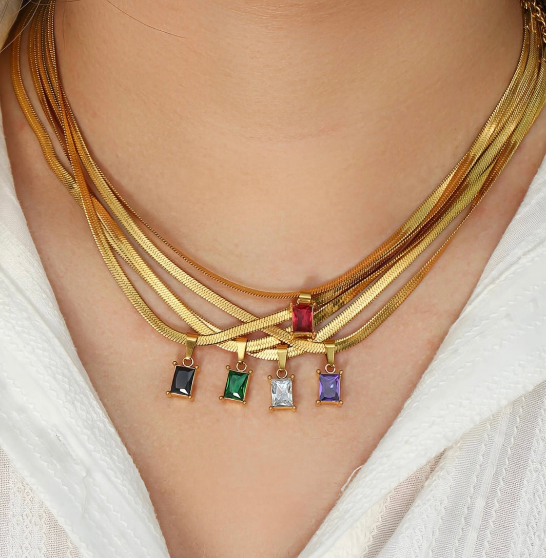 Stunning imitation emerald pendant necklace, stylish & elegant. 46+5 cm. Code 88349