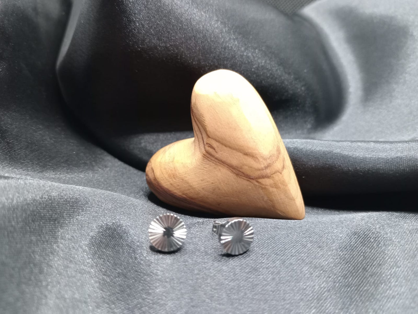 Petite but elegant small round earrings 0.8 x 0.8cm. Code 89471