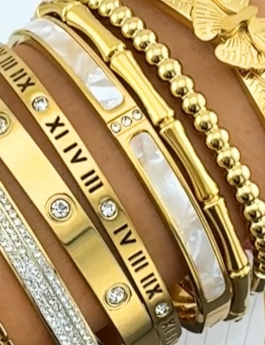 Bracelet made from 18K gold plate. Imitation onyx and cubic zirconia. 6.3cm. Code 87758