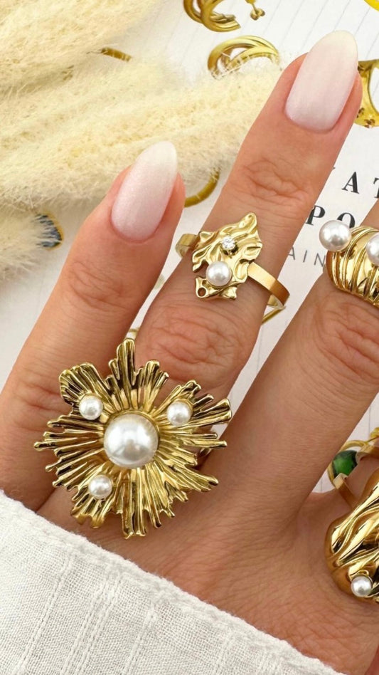 Amazing flower and imitation pearls party ring, stand out in the crowd. Adjustable fit. Code 90211