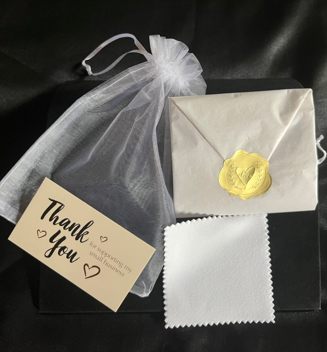 Stylish double designed necklace with beautiful heart shaped pendant. 39+7 cm. Code 90202