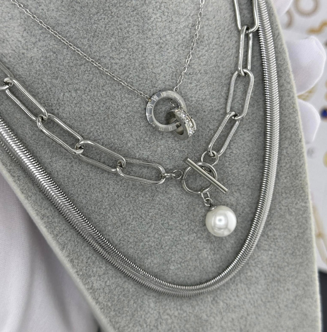 Beautifully intertwined double ring necklace. 41+5 cm. Code 88447