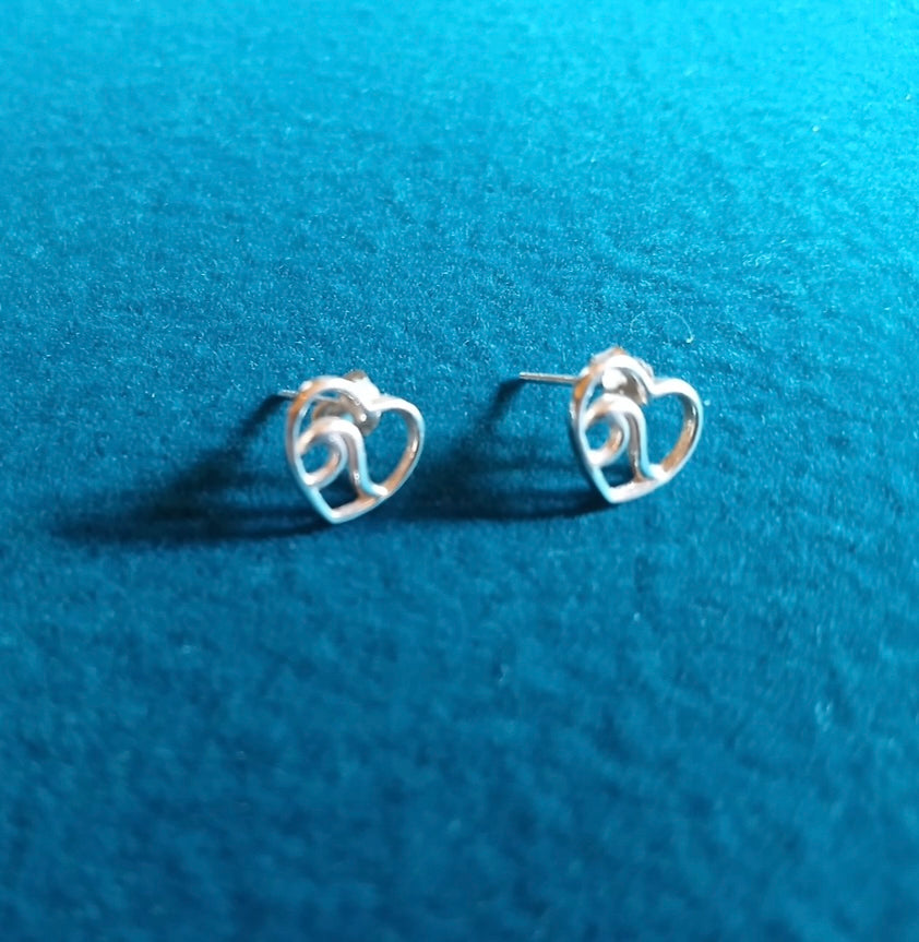 Intertwined Italian silver heart earrings. Stylish & elegant and perfect for all occasions
