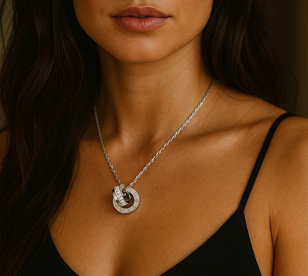 Beautifully intertwined double ring necklace. 41+5 cm. Code 88447