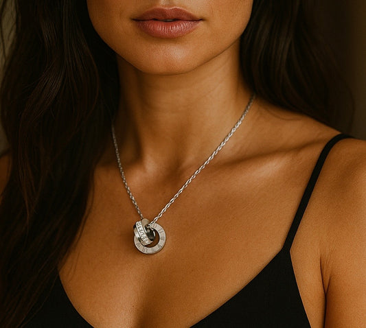 Beautifully intertwined double ring necklace. 41+5 cm. Code 88447