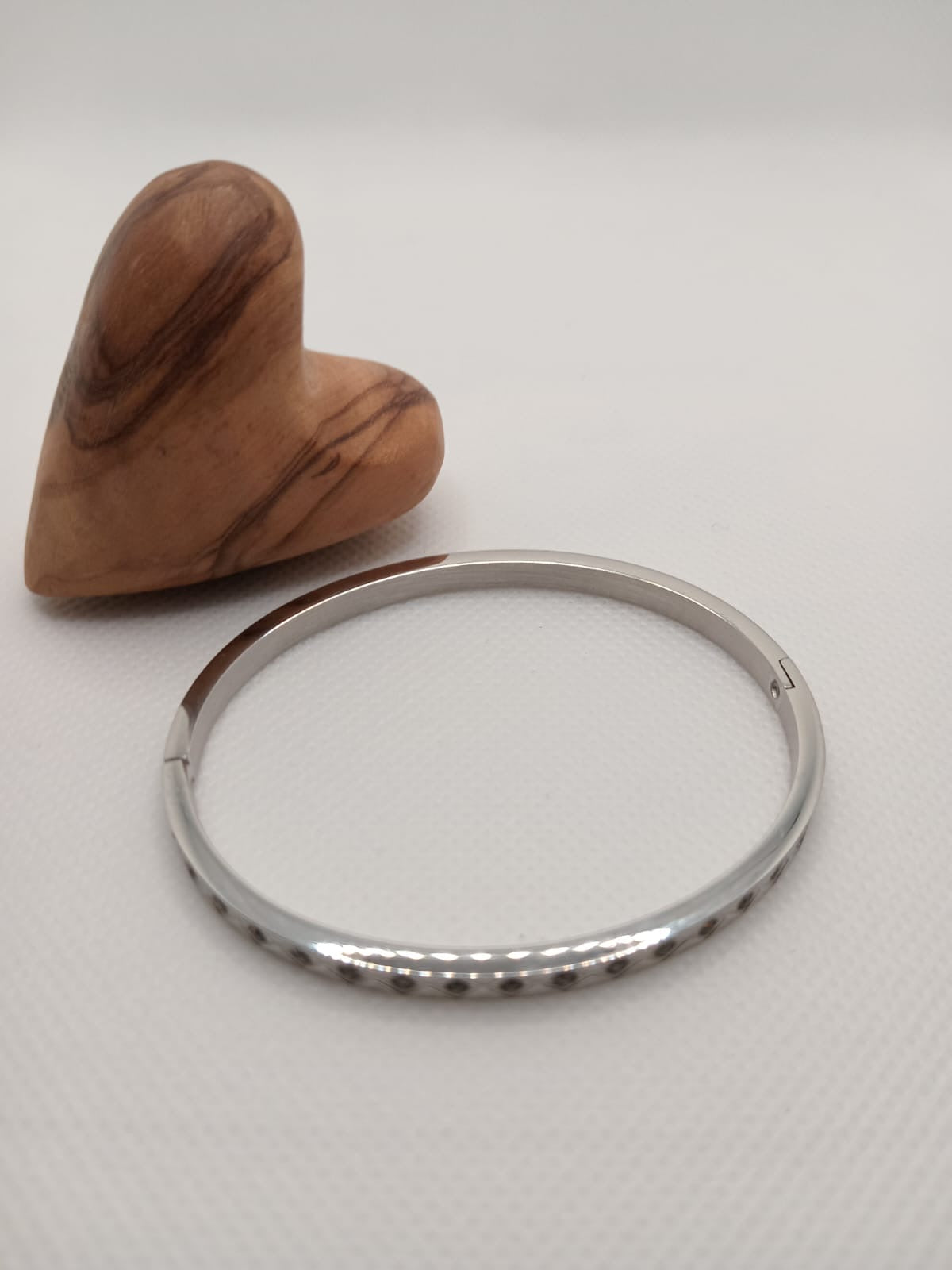 Stainless steel bracelet inlaid with cubic zirconia 6cm diameter. Code 89460