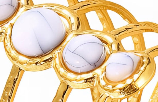 Beautiful ring with five ceramic eye inserts, glamorous & stylish. Adjustable fit. Code 90146