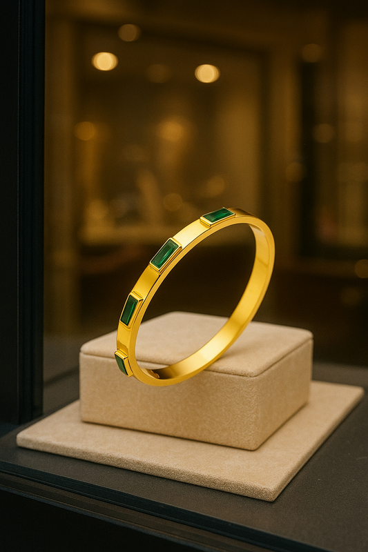 18k gold plated bracelet with imitation emerald stones. 6cm. Code 90361