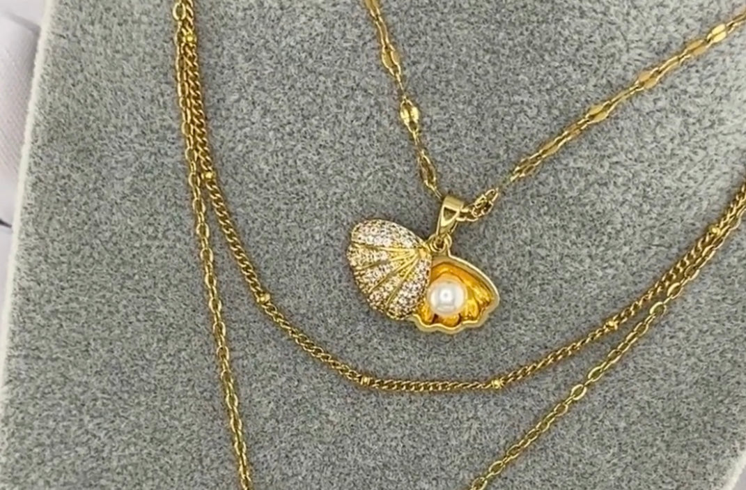 Stylish necklace featuring imitation pearl with cubic zirconia stones. 40+5 cm. Code 90373